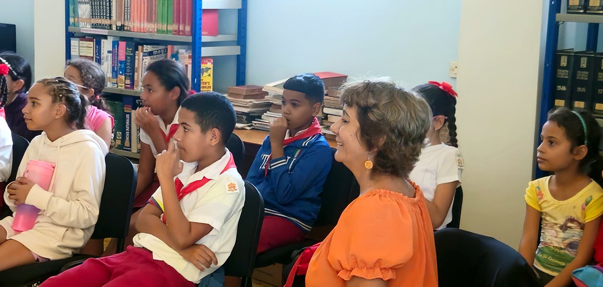 A los pequeños que no participaron en la obra les tocó hacer representaciones mímicas sobre los diferentes personajes