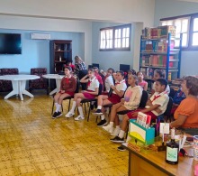 Denise Lima y Anitza Puentes, especialistas del Centro Cultural, dirigieron el debate en el que niños y niñas hablaron sobre los valores del cuento