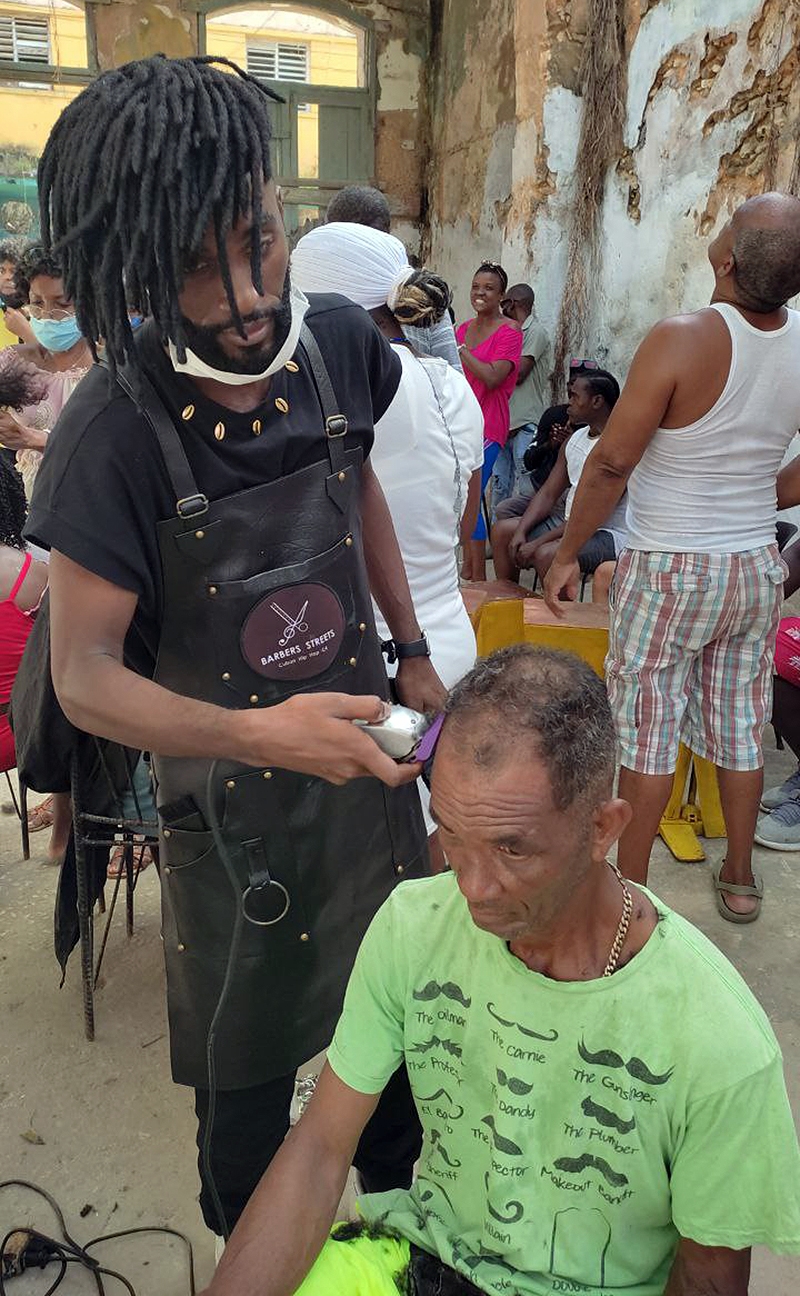 El estilista y rapero Robe-l-ninho ofreció cortes de cabello gratis entre toques de rumba