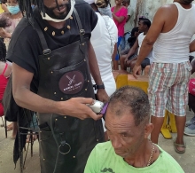 El estilista y rapero Robe-l-ninho ofreció cortes de cabello gratis entre toques de rumba