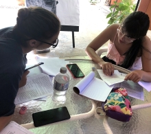 Estudiantes durante la realización de ejercicios prácticos de Español