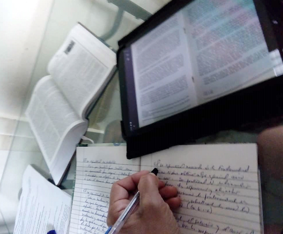 Previo a cada encuentro, se estudia el tema a partir de la bibliografía orientada