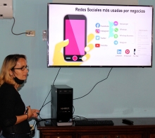 Danelys Brito facilita el intercambio con los participantes