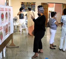 En el café de bienvenida, Tayana, propietaria de una peluquería, disfruta de la expo dedicada a las mujeres