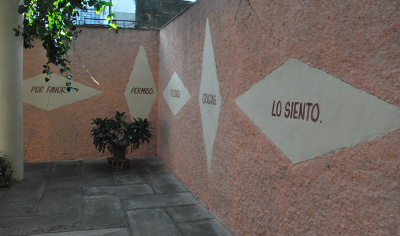 Palabras positivas en el patio de la Biblioteca Municipal Pedro Betancourt
