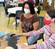 La editora Cindy González (derecha) y la psicóloga Yenia Pupo ultiman detalles del primer video que saldrá con este formato