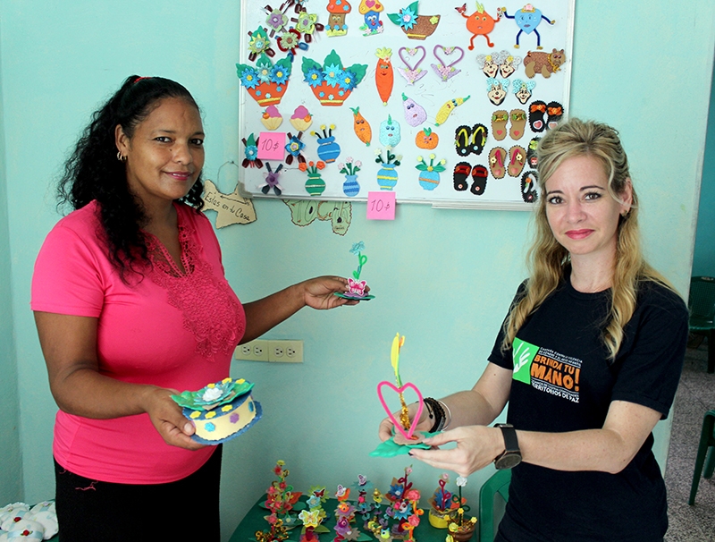 Durante el recorrido para ver el trabajo de las emprendedoras. Yudelkys Ríos (izquierda), emprendedora y Rocío Fernández, especialista del CCRD-C