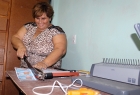 La pastora de la FIBAC en Carlos Rojas, Mileidy García, en su taller de publicaciones