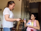 La pastora de la Iglesia Evangélica Libre, Yodalis Santiago (izquierda), nos acompañó durante el recorrido