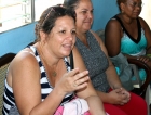 Las participantes al Taller hablan sobre las distinciones de su trabajo con niños y ancianos
