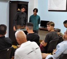 Jason-Villar-y-Alejandro-Matos-del-proyecto-JovenArte-facilitaron-el-cinedebate-sobre-la-pelicula-Hasta-el-ultimo-hombre