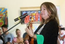 Liuba María Hevia canta a los presentes