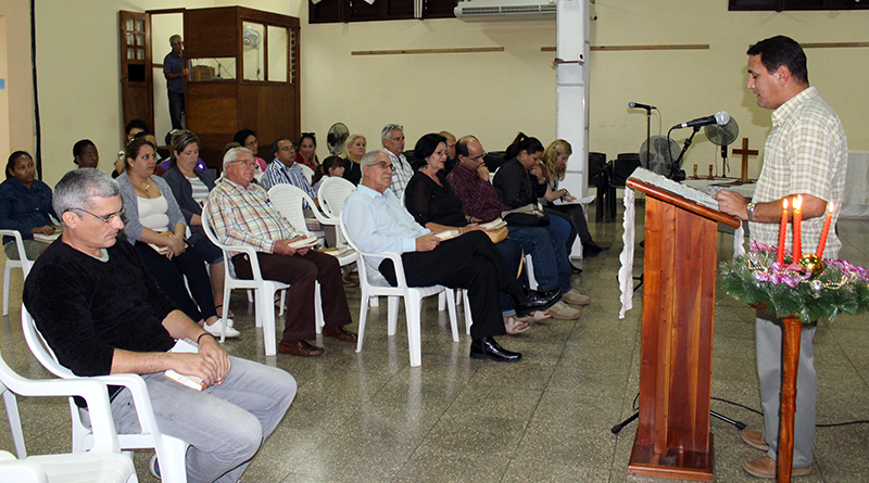 Osmany Fernández Gómez, especialista del departamento Publicaciones lee el poema La paz del mundo