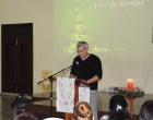 Frank A. Velázquez, especialista de la Pastoral para la Reflexión y el Diálogo da lectura a poema Árbol de Navidad