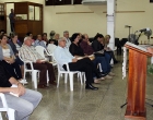 Osmany Fernández Gómez, especialista del departamento Publicaciones lee el poema La paz del mundo