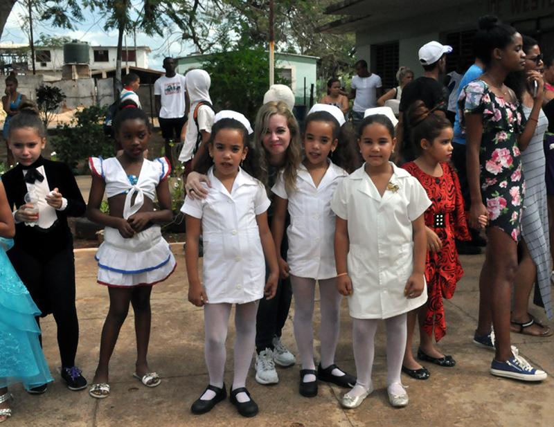 La psicóloga Rocío Fernández (al centro), especialista en el trabajo comunitario del CCRD-C comparte con los niños
