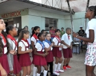 La instructora de arte de la escuela Joe Westbrook, Suelis Rodríguez, dirige al coro infantil