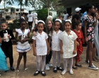 La psicóloga Rocío Fernández (al centro), especialista en el trabajo comunitario del CCRD-C comparte con los niños