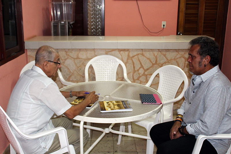 Luis Alberto García junto al Rev. Raimundo García Franco