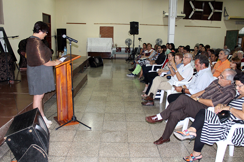 La Directora Ejecutiva del CCRD-C Rita M. García Morris presenta al actor Luis Alberto García