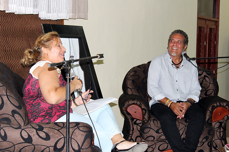 Luis Alberto García y la periodista Yohanka Quesada durante la entrevista