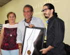 El artista cardenense Adrián Gómez Sancho le entrega a Luis Alberto García su cuadro 1er lugar en el Salón Artístico Cultura de Paz