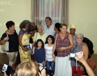 Las personas asistentes a la actividad se toman fotografías junto a Luis A. García y sus hijas