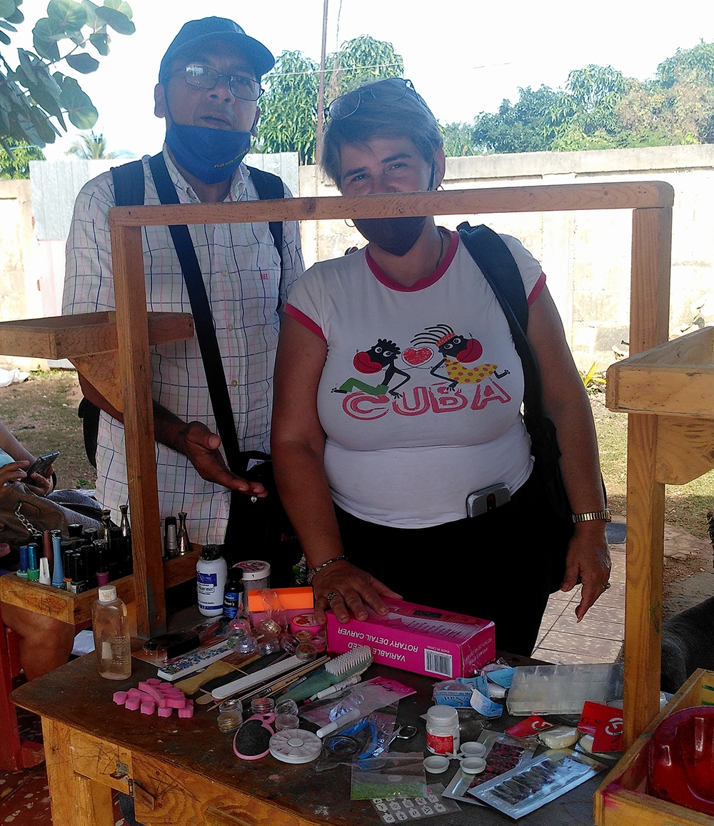 Entrega de la mesa de manicure, donada por el CCRD-C en el 2020