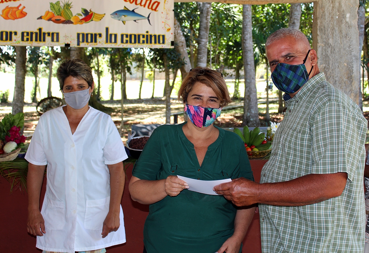 Magaly Díaz recibe reconocimiento de parte del coordinador de la finca El Retiro
