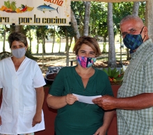 Magaly Díaz recibe reconocimiento de parte del coordinador de la finca El Retiro
