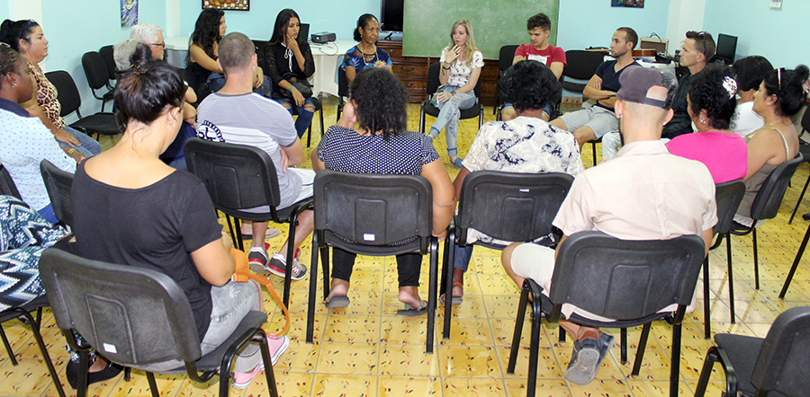 Durante una actividad de coordinación con líderes de diferentes comunidades