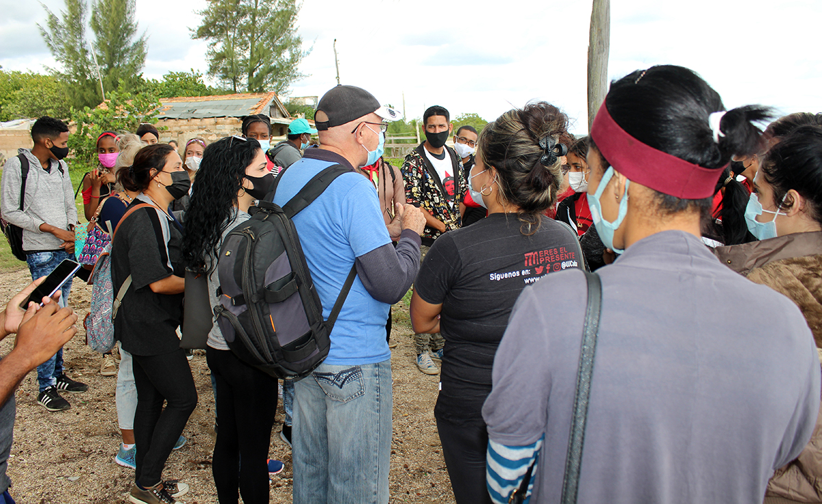 El especialista en cuidado ambiental y fotógrafo Rolando Trujillo organiza la actividad de saneamiento