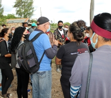 El especialista en cuidado ambiental y fotógrafo Rolando Trujillo organiza la actividad de saneamiento