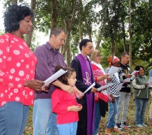 Juntos evocamos la presencia de Dios en nuestras vidas mediante cantos y oraciones