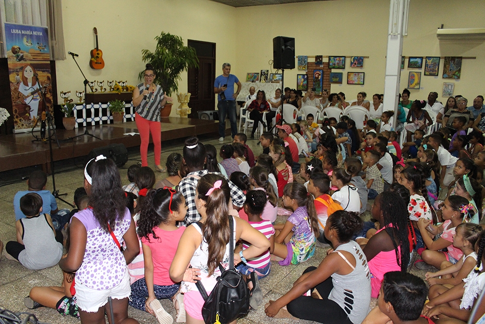 Dinámica inicial con los niños asistentes a concierto de Liuba M. Hevia