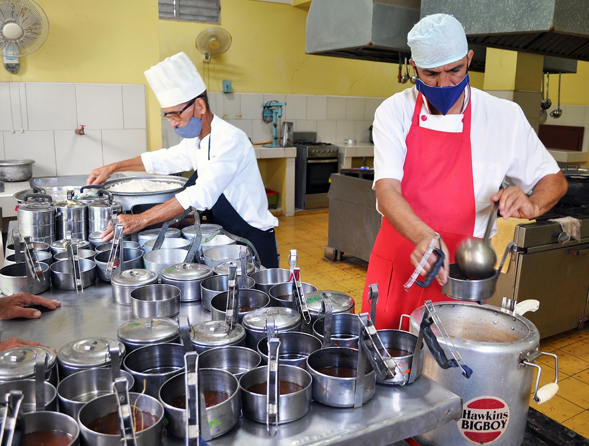 Durante la preparación de los alimentos para los beneficiarios que el Centro acompaña