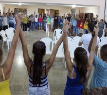 Devocional matutino durante uno de los talleres de sexualidad para adolescentes y jóvenes
