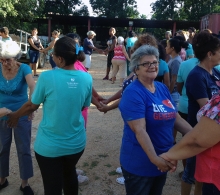 Técnica del abrazo durante la realización de un taller en una de las comunidades que acompañamos