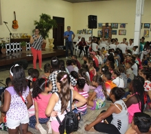 Dinámica inicial con los niños asistentes a concierto de Liuba M. Hevia