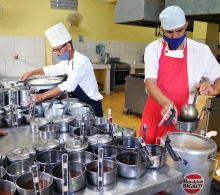 Durante la preparación de los alimentos para los beneficiarios que el Centro acompaña