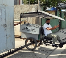 Cada mañana, los cantineros salen a entregar alimentos a ancianos y personas con necesidades especiales
