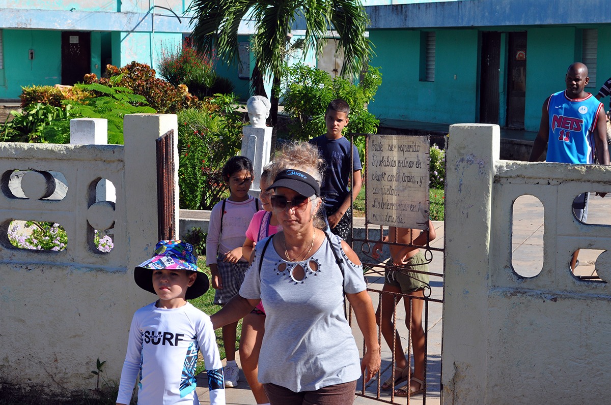 Anitza Puentes, especialista del Centro de Información del CCRD-Cuba, convocó a estudiantes de la escuela primaria Héroes de Playa Girón