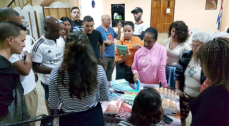 Durante la presentación y venta de libros que facilitara el Centro Félix Varela