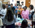 Durante la presentación y venta de libros que facilitara el Centro Félix Varela