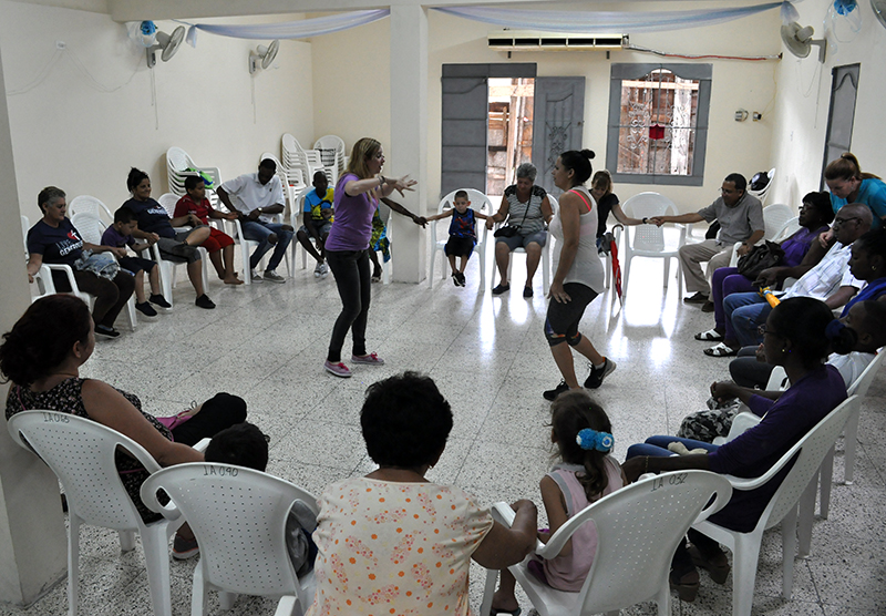 Juego de participación, al centro la psicología Rocío Fernández Ruiz, del CCRD-C