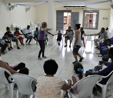 Juego de participación, al centro la psicología Rocío Fernández Ruiz, del CCRD-C
