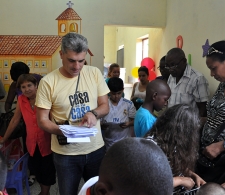 Entrega a los niños de libros para colorear, realizada por el psicólogo Frank A. Velázquez, del CCRD-C