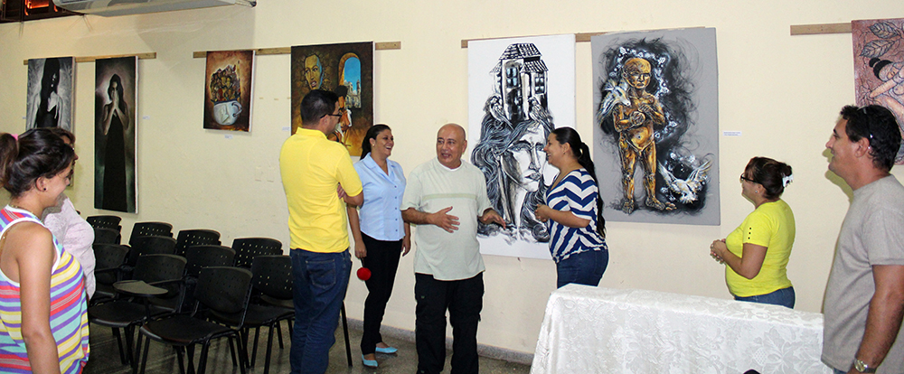 Exposición de pintores ganadores de eventos Salón Cultura de Paz