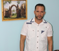 El artista Jesús Rivero junto a una de sus obras