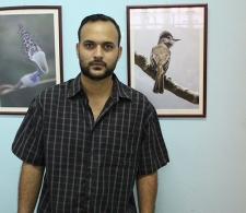 Posa el multipremiado fotógrafo Antonio Nores en medio de dos de sus creaciones